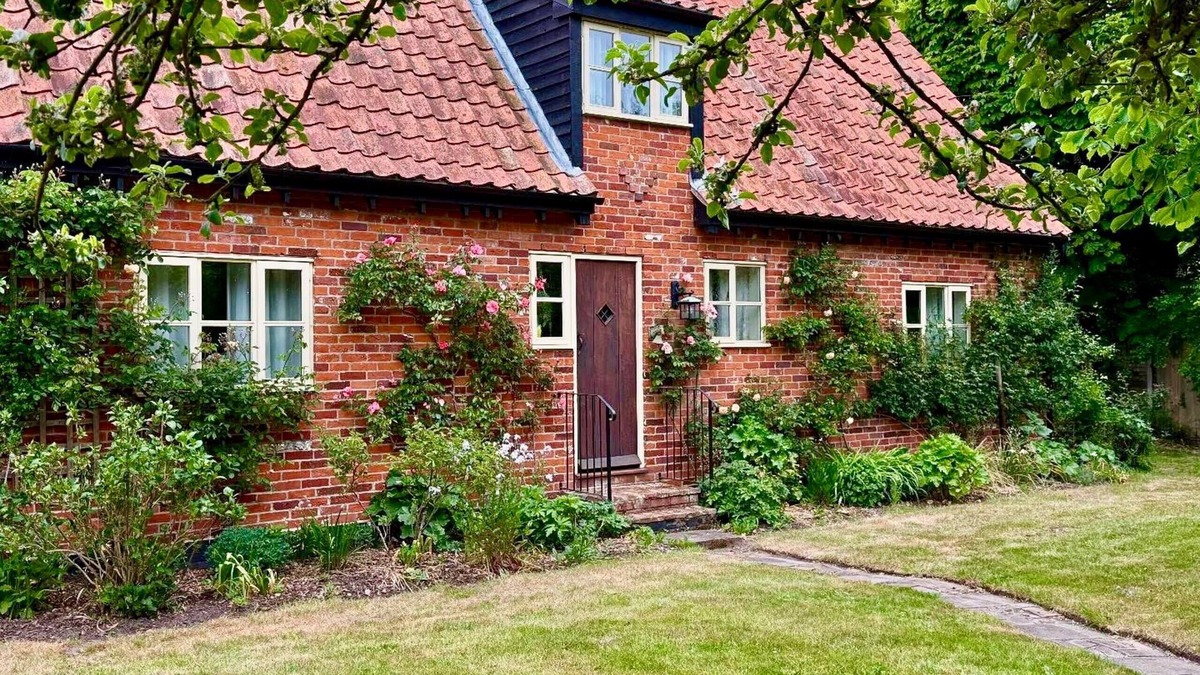 Beccles Cottage | Delightful rural country cottage, Great for families and groups, large garden and a big hot tub!