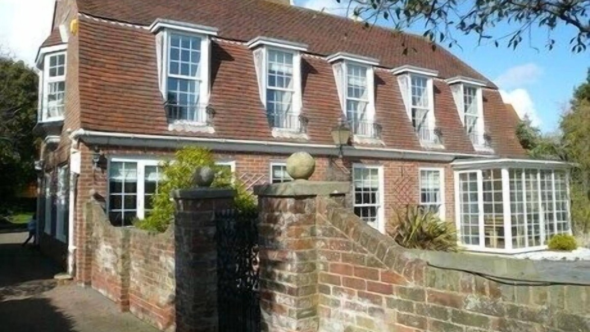 Rustington House | Delightful seaside house with large secluded rear garden sleeps maximum 8 people