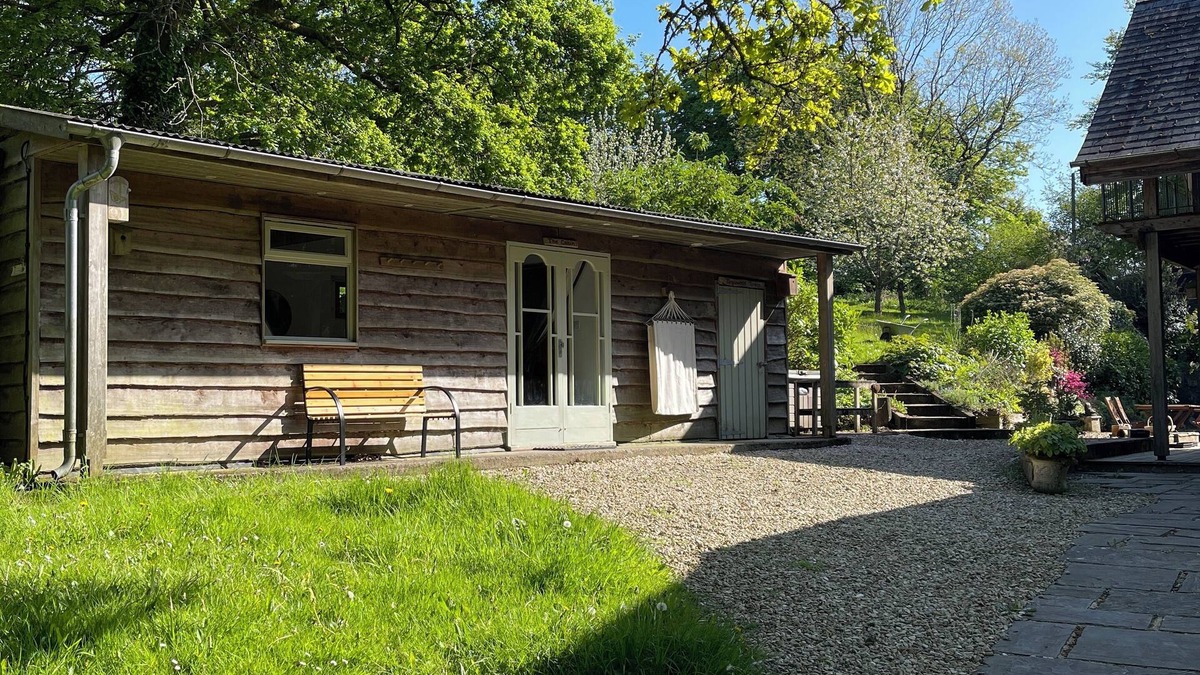 South Brent Cabin | Delightful Self Contained Garden Cabin Near Totnes/Dartington. 1 Bed Sleeps 2