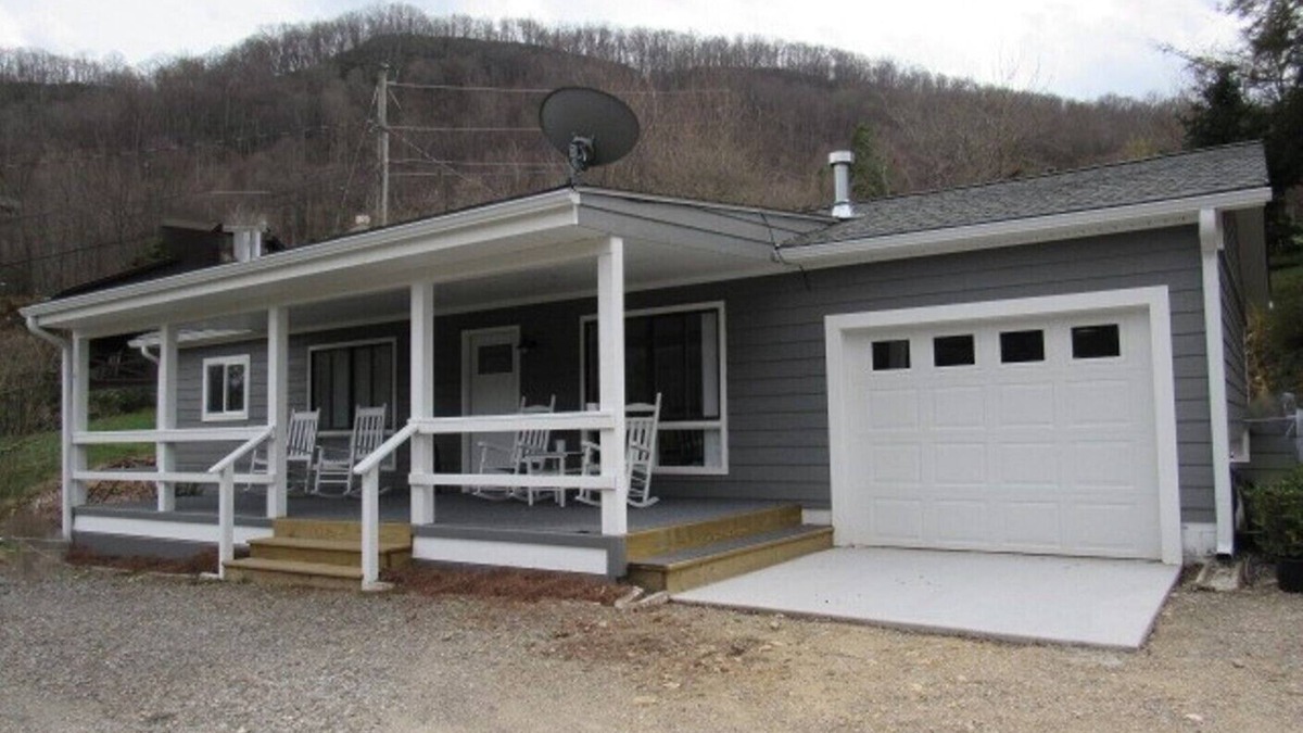 Maggie Valley Cottage | Delightful sparkling clean bungalow In fabulous Maggie Valley North Carolina.
