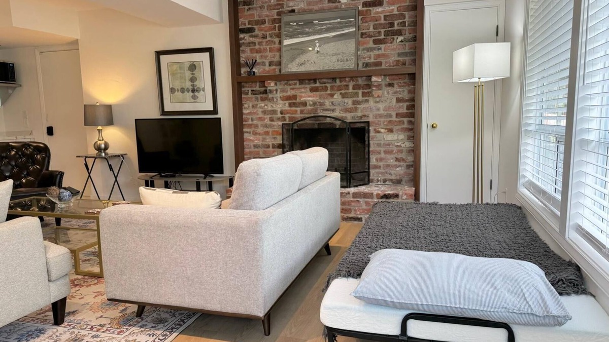 The Bowl of Edmonds Apartment | Delightful studio with WiFi in charming Edmonds
