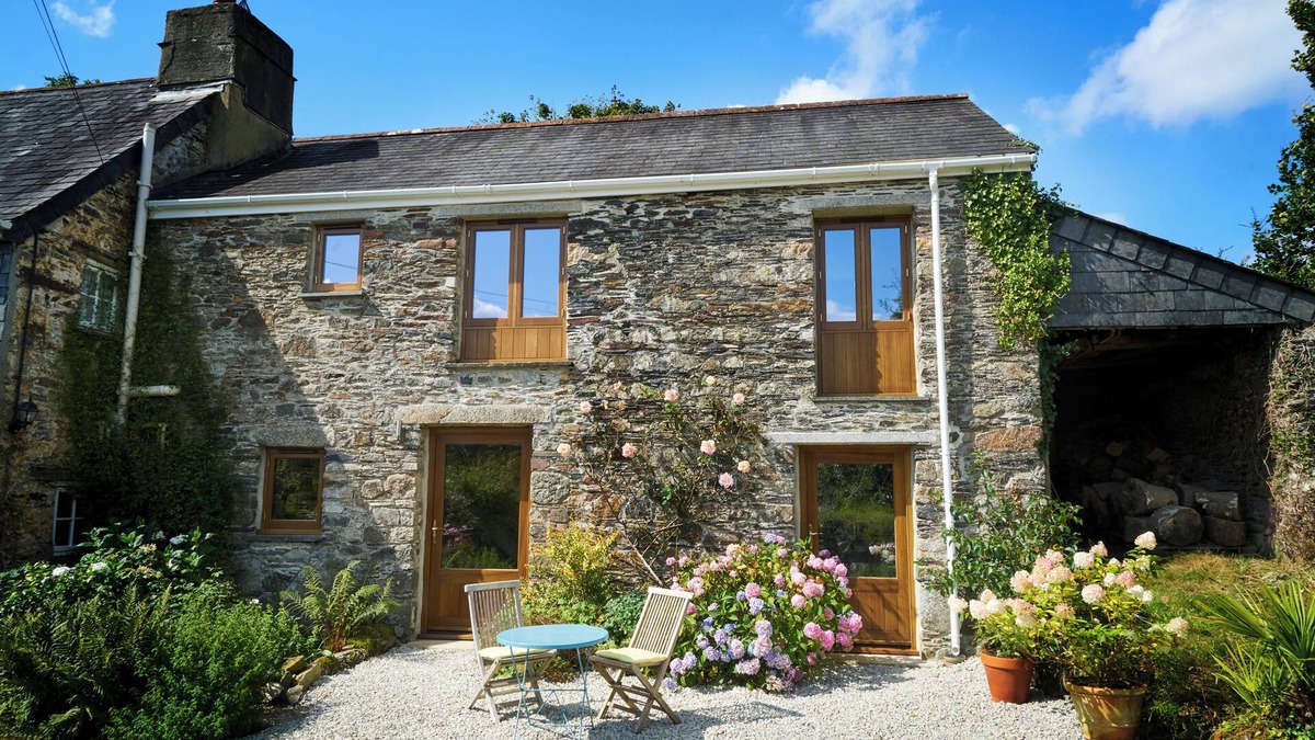 Callington House | Delightful Swallows Barn - A cosy Rural Retreat set in 2.5 acres of parkland