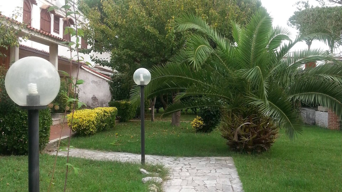 Latina Lido Villa | delightful three-family cottage in the green