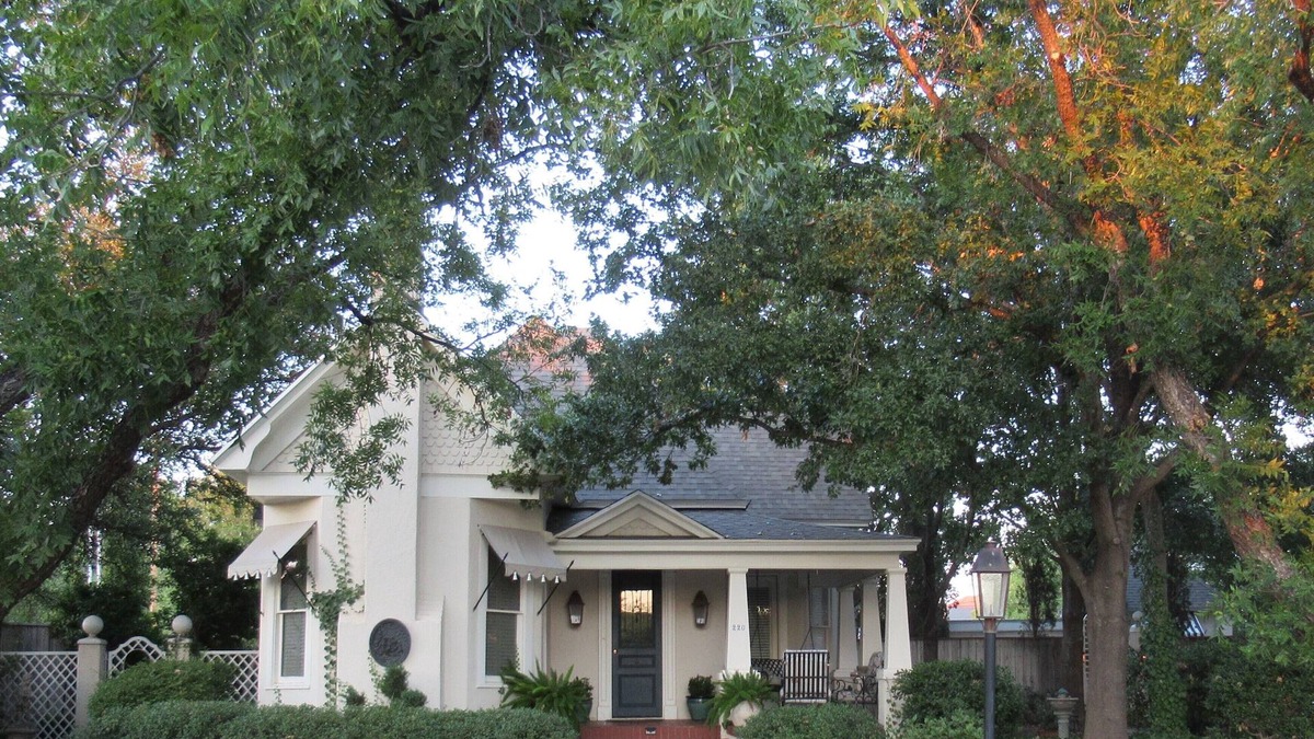 San Angelo House | Delightful Victorian home located downtown just blocks from the River Walk!