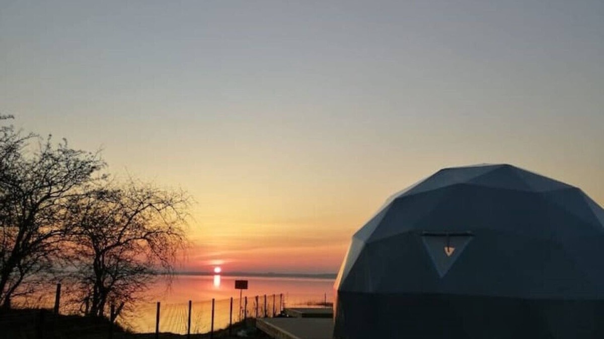 Miedzyzdroje Cabin | Delightfull Dome with Hot tub & sauna on the beach