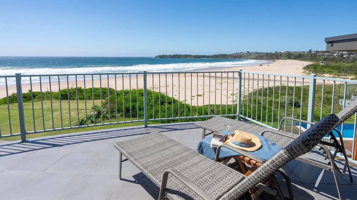 Kiama Downs House | Dellwood – absolute beachfront on Jones Beach