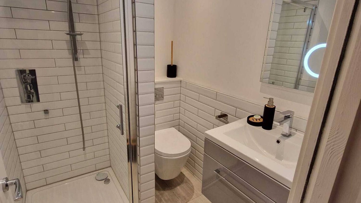 Amesbury Apartment | Deluxe 1 Bed, 4 Person Apartment Town Centre, Stonehenge Amesbury
