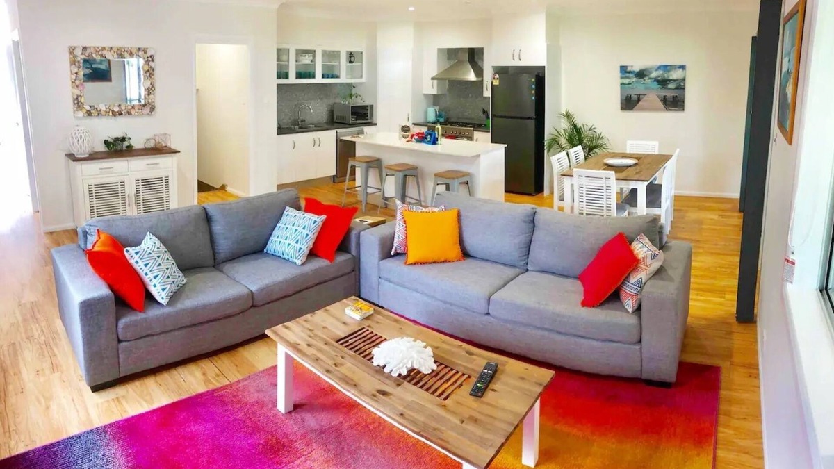 Yamba Apartment | DELUXE 2 bed, 1.5 bath townhouse! Central location, spacious, wifi, garage