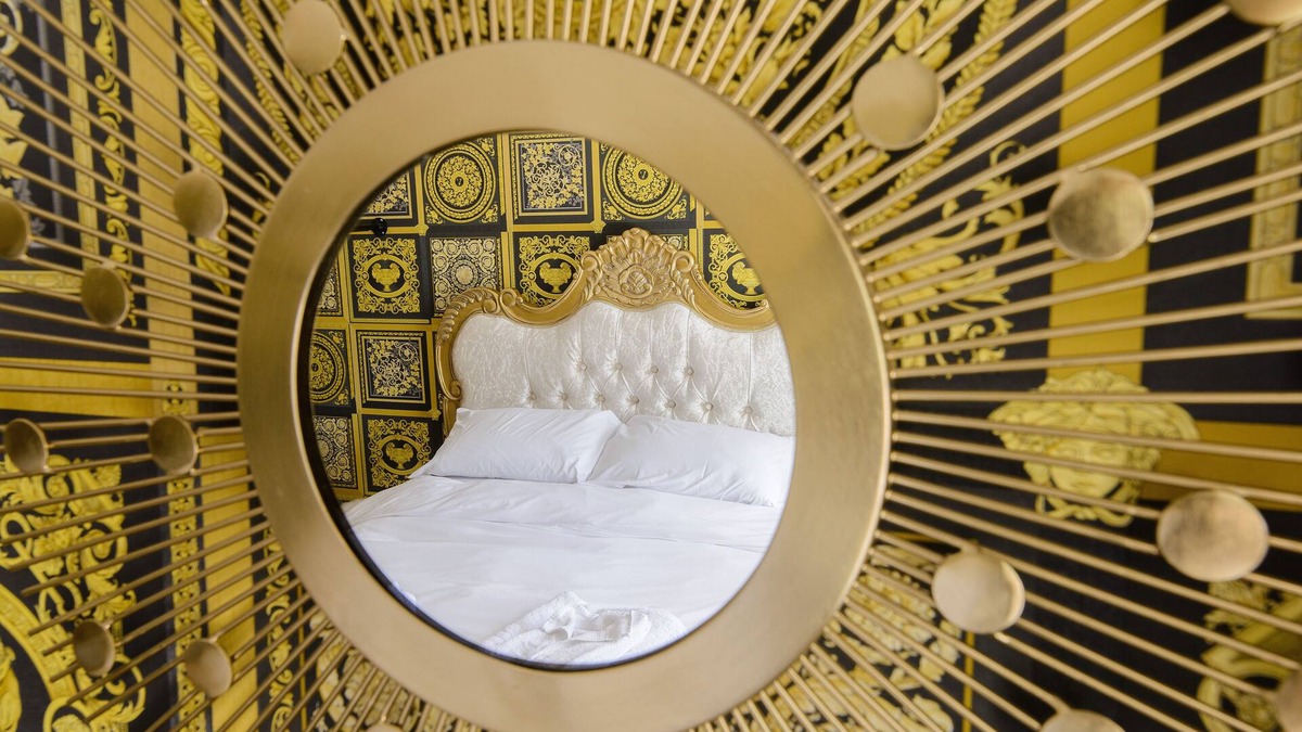 Howlett End House | Deluxe 2 Bed Versace HotTub SkyTV