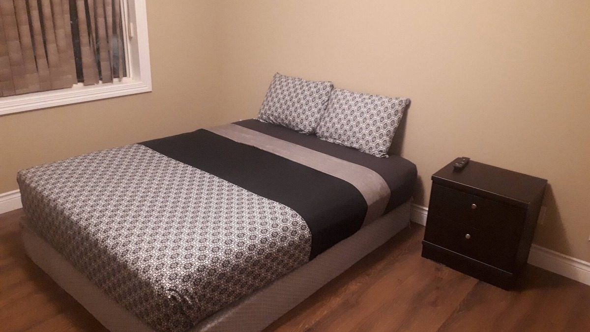 Fort McMurray Apartment | Deluxe 2 Bedroom 2 Bath Apartment and Den with Gym