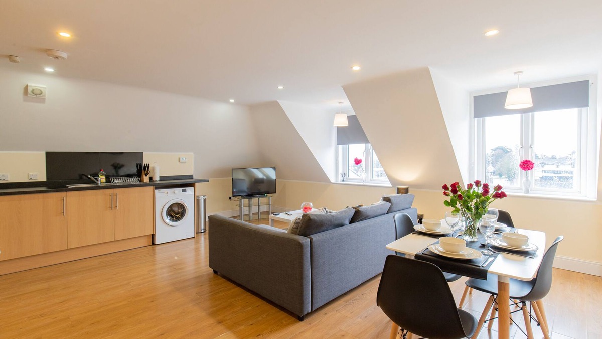 Hoddesdon Apartment | Deluxe 2 bedroom Penthouse City View Private Bath