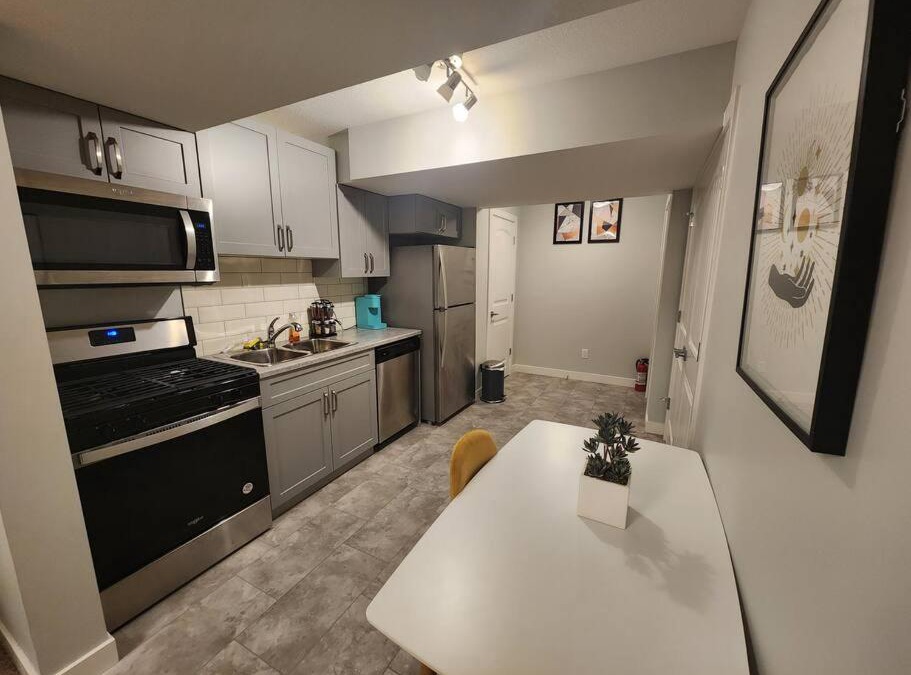 Southwest Edmonton House | Deluxe 2 bedroom suite with*Netflix/Cable/Prime