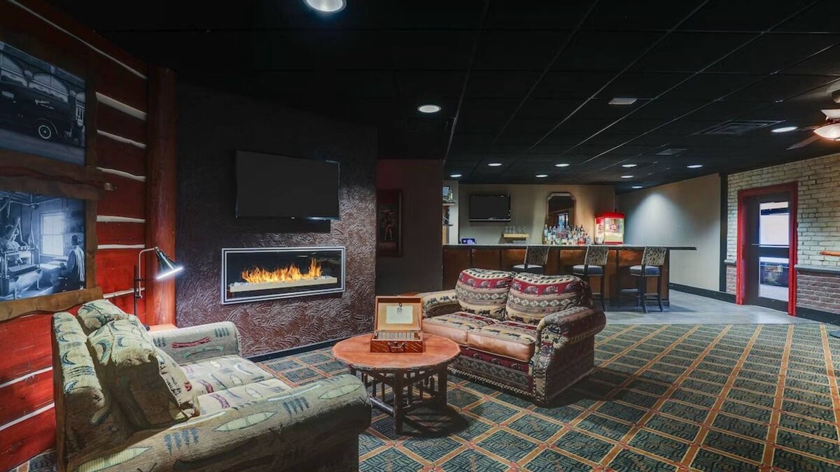Sioux City Hotel | Deluxe 2 Queen, Stoney Creek, Cozy Rooms Near Missouri River | 3 Units