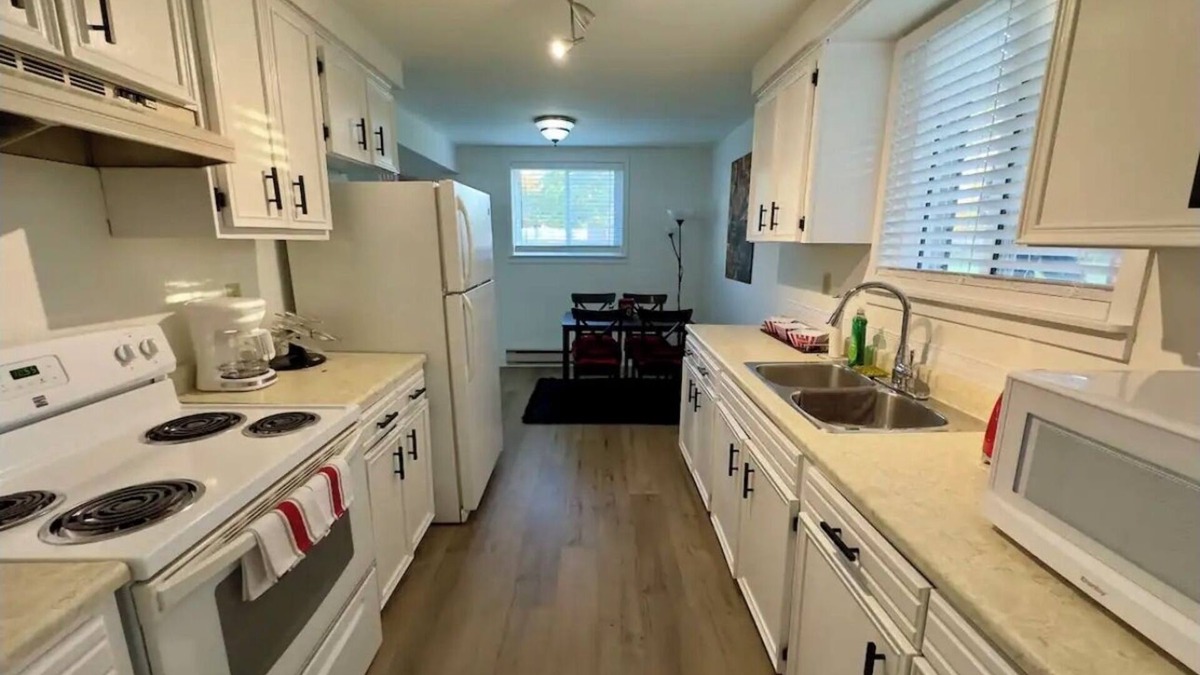 Port Dover Apartment | Deluxe 2BD Movie Lounge Unit in Port Dover