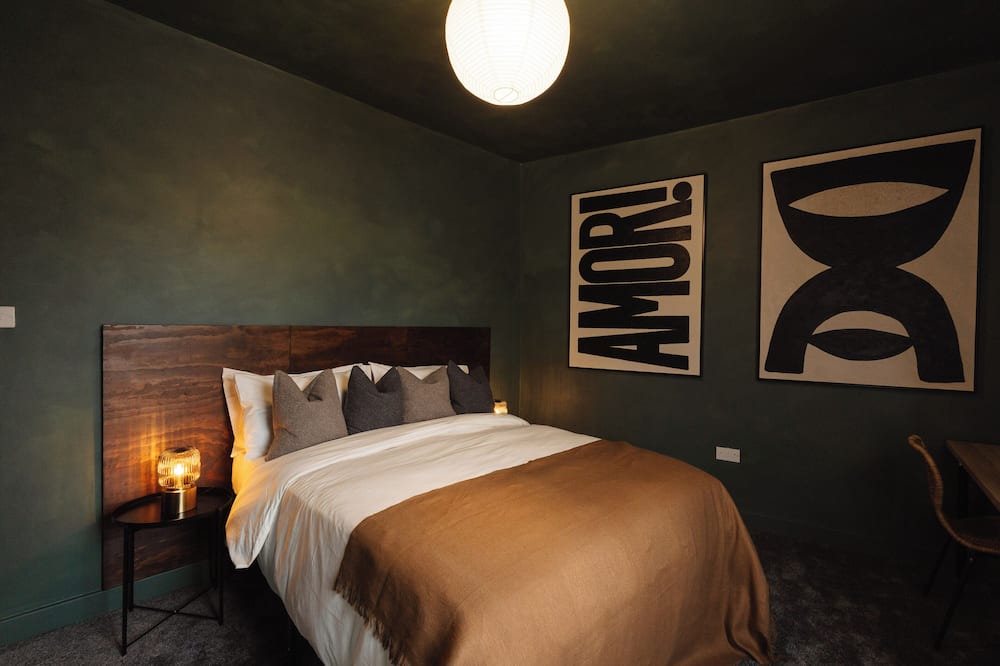 Ashton-under-Lyne House | Deluxe 3 Bedroom Entire House in Greater Manchester w/Cozy Cinema Room