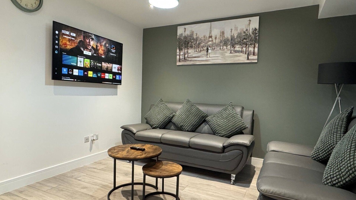 Slough House | Deluxe 4 Bedroom House with Free Parking