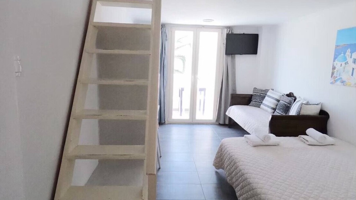 Perissa Apartment | Deluxe 5-6 persons Maisonette 30 meters from Perissa Beach