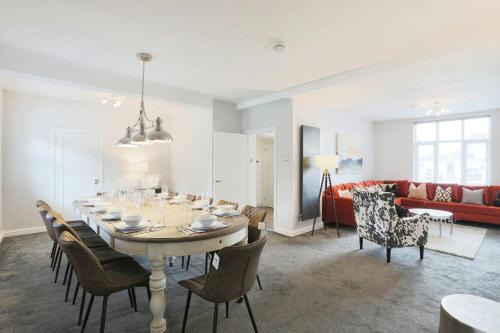Barnt Green House | Deluxe 7 Bedroom Property in Solihull