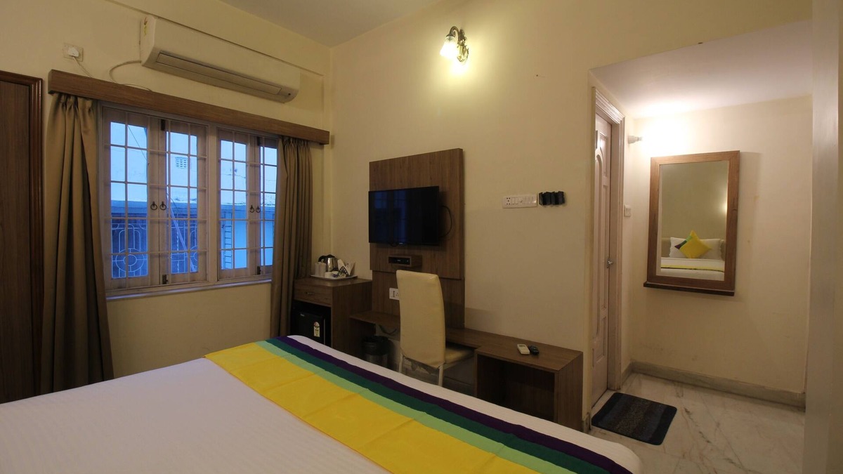 Salt Lake House | Deluxe AC Room at Anamitra Guest House #7