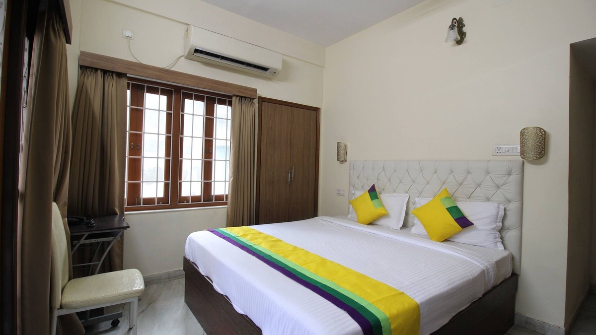 Salt Lake House | Deluxe AC Room w/Balcony at Anamitra Guest House #2