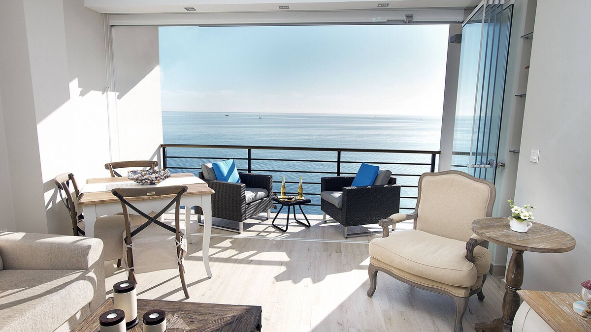 Torremolinos Apartment | DELUXE APARTMENT- BEACHFRONT, SWIMMING POOL, A/A, FREE WIFI AND PARKING