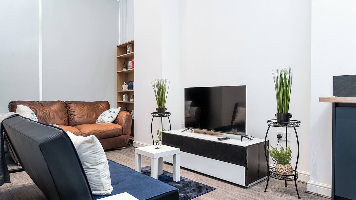 Nottingham City Centre Apartment | Deluxe Apartment In City Centre W/Outdoor dining and games area.