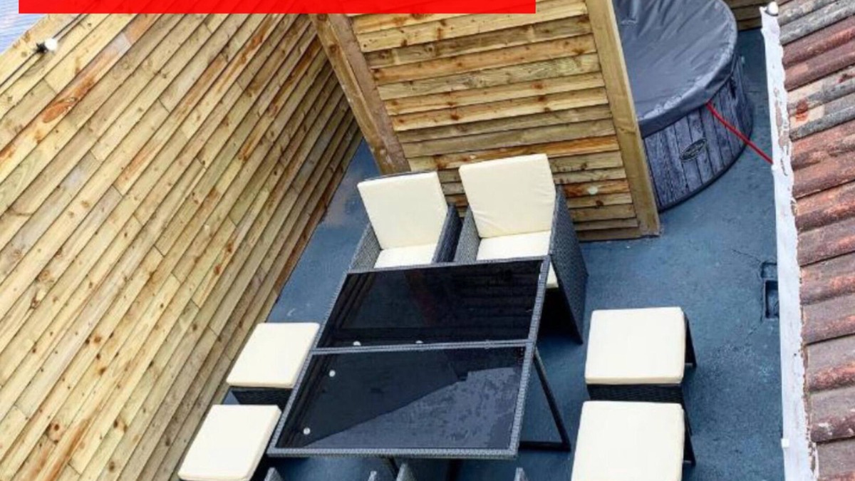 Blackpool Town Center Apartment | Deluxe Apartment with spa bath and hottub garden