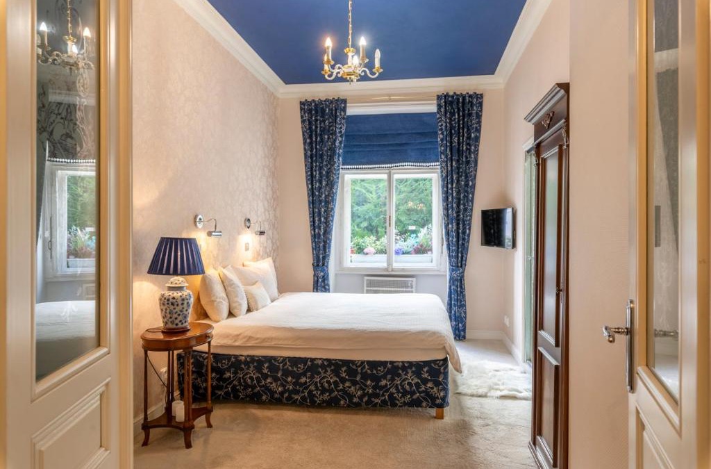 Mala Strana Apartment | Deluxe Apt in Old Town, Charles Bridge 3 min, Private garden, Breakfast