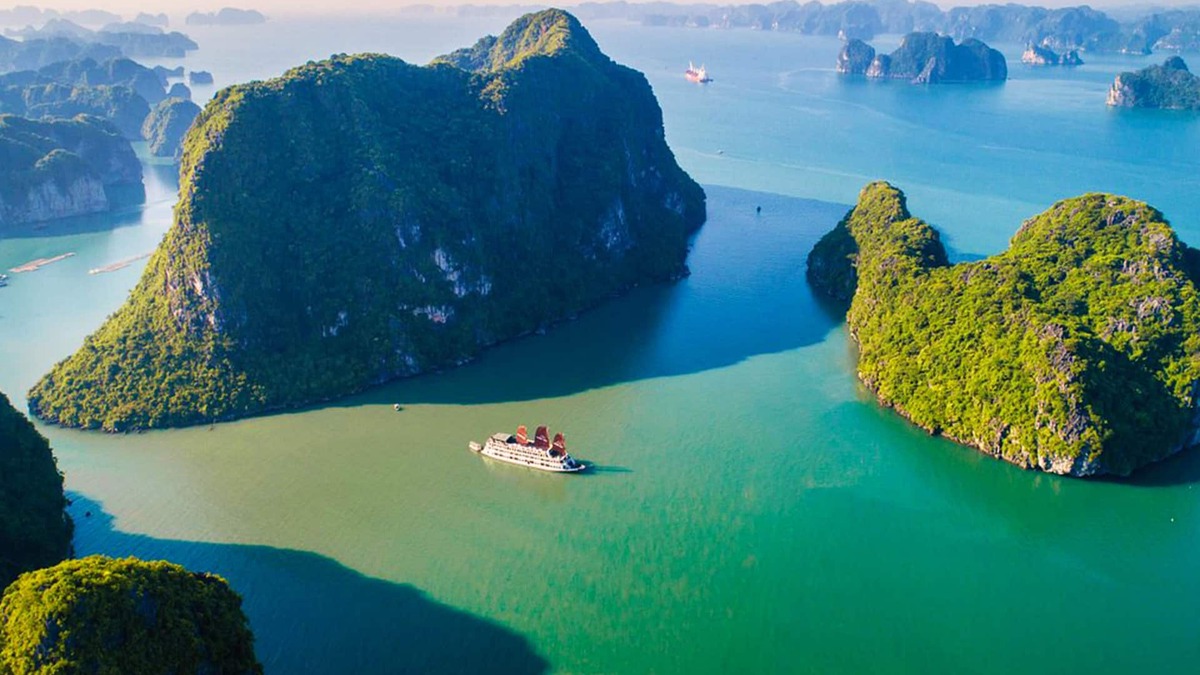 Hon Gai Boat Rental | Deluxe Balcony Cabin on Arcady Boutique Cruise (All inclusive)