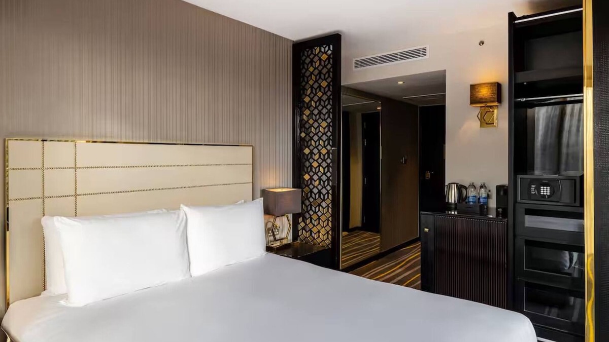 Portsoken Hotel | Deluxe Botolph Corner King at Hotel Saint—Near Somerset House and Tower Bridge