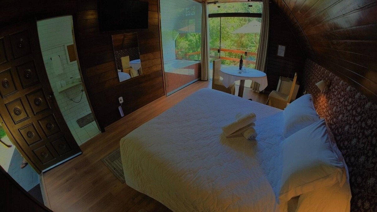 Santo Antonio do Pinhal Ski Chalet | DeLuxe Hydro Deck Chalet