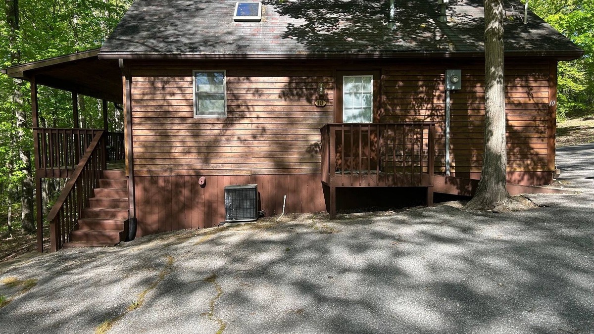 Eckerty Cabin | Deluxe Cabin 10 with Indoor Jacuzzi Tub on Patoka Lake in Southern Indiana