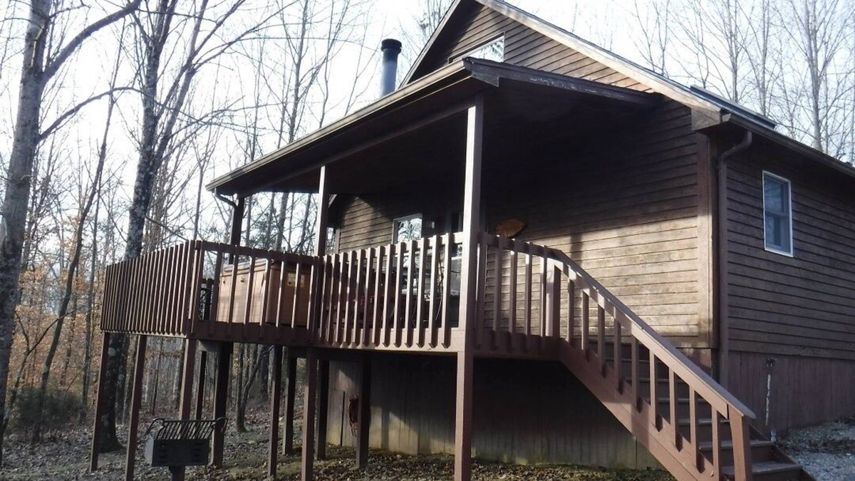 Eckerty Cabin | Deluxe Cabin 11 with HOT TUB on Patoka Lake in Southern Indiana