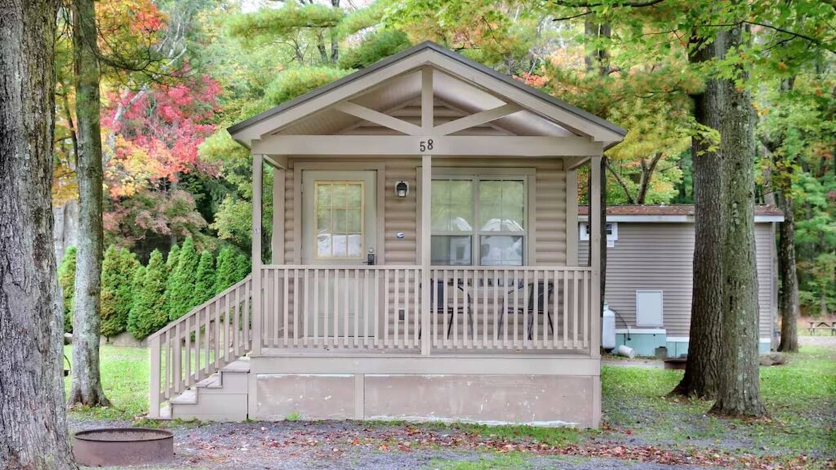 Centre Hall Cabin | Deluxe Cabin 40 w/4 Beds