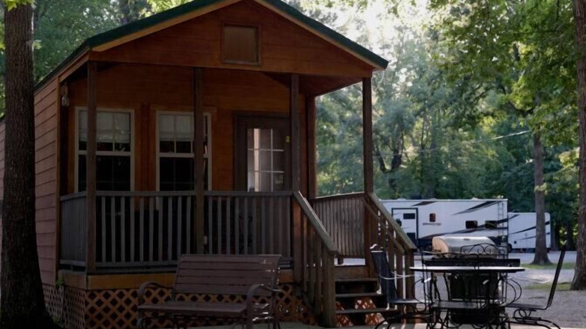 Manchester Cabin | Deluxe Cabin - Jetted Tub - Deluxe Cabin (w/Bathroom) - Jetted Tub Cabin Mini lodge! Near fishing pond nature trail. Bathroom has a Jetted-tub with a shower. Very relaxing. In the back of the park. Watch the ducks swim in the catfish pond. Time to r
