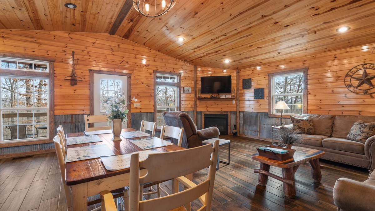 Marble Falls Cabin | Deluxe Cabin w/fireplace. Near Buffalo River, Hiking nearby, WIFI!