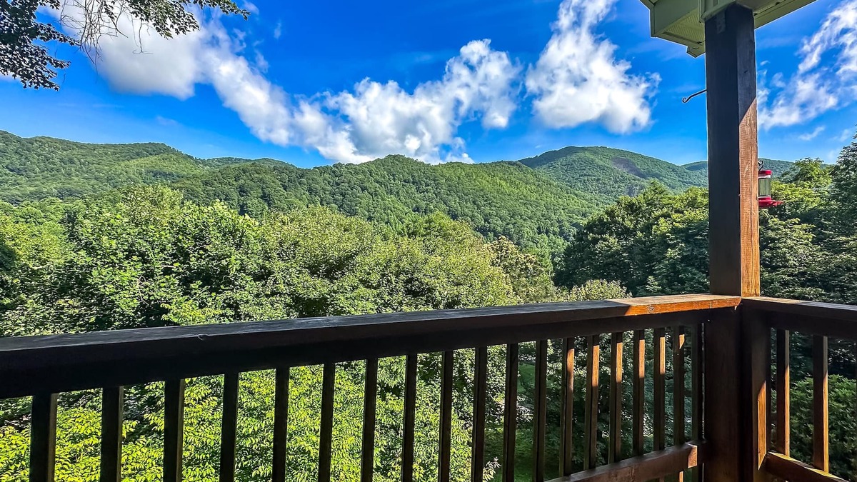 Maggie Valley Cabin | Deluxe Couples Retreat – Smoky Mountain View, Hot Tub, Fire Pit, King Bed, EV