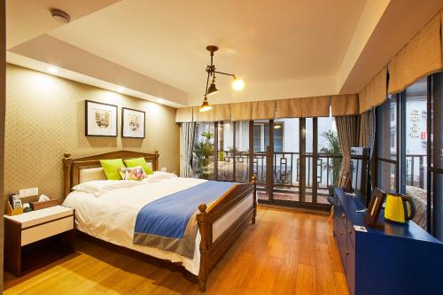 Xihu House | Deluxe Double Balcony King Room Bathtub