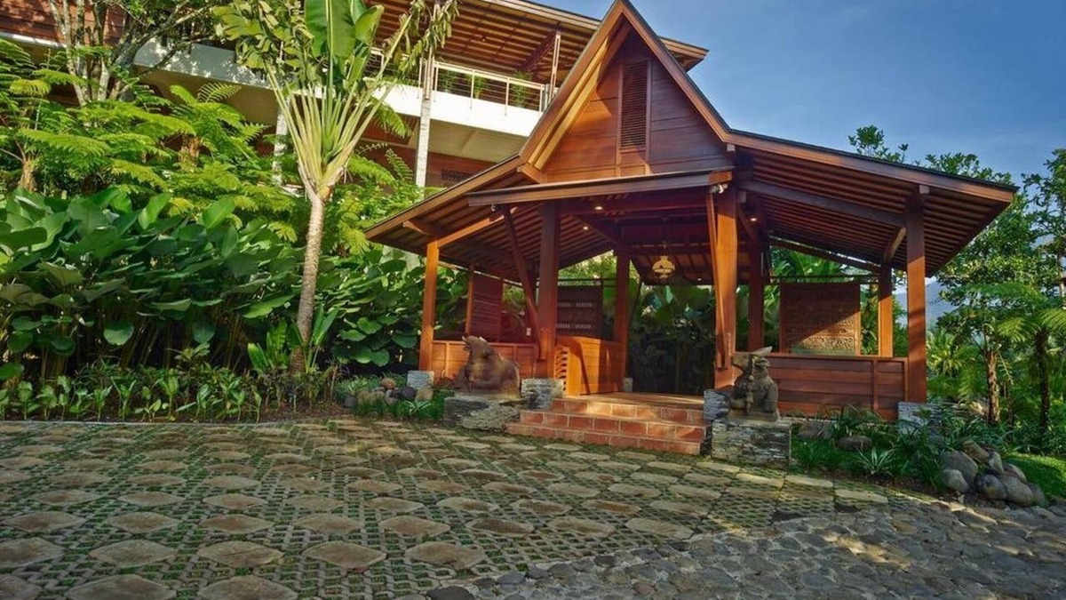 Banyuwangi Apartment | Deluxe Double on the Foothills of Ijen Plateau