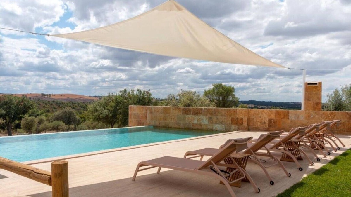 Estremoz Bed & Breakfast | Deluxe Double or Twin Room with Pool View