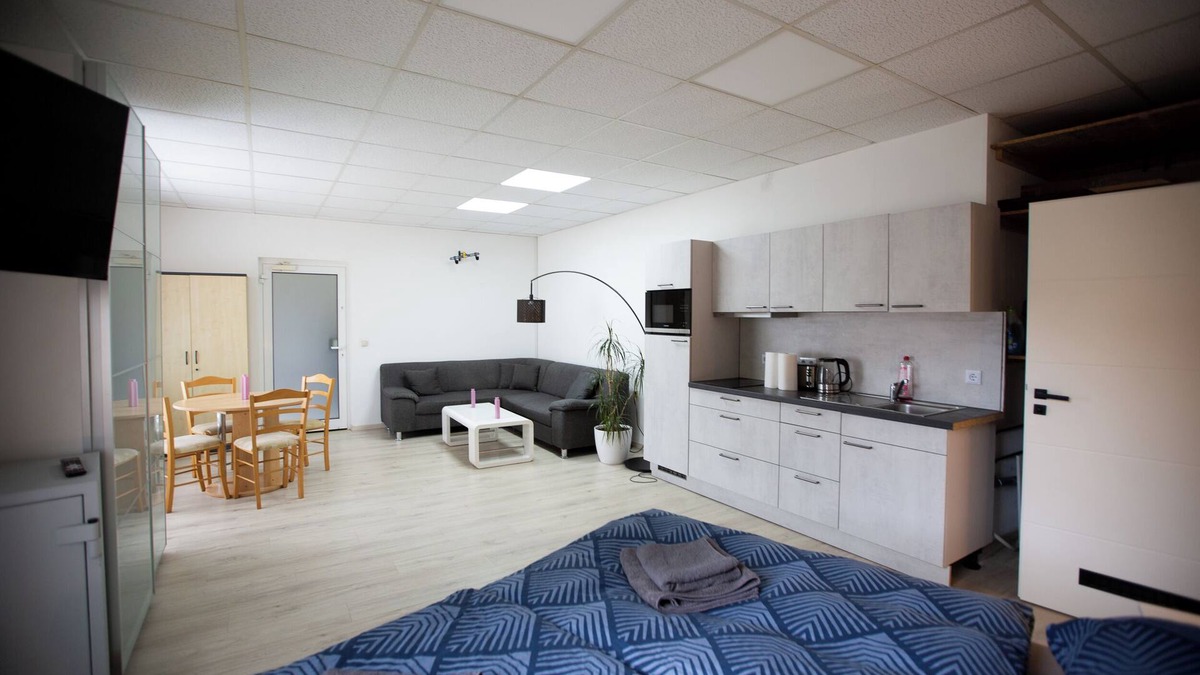 Schwarza Apartment | Deluxe Double Studio with kitchen line, bathroom, Shower, Toilet & king bed