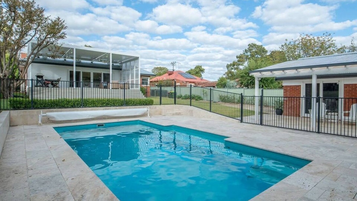 Dubbo House | Deluxe Entertainer - Pool, Close to CBD