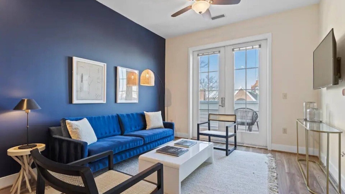 Old Town North Apartment | ⚜Deluxe Executive Old Town Apt w/Dedicated Office⚜