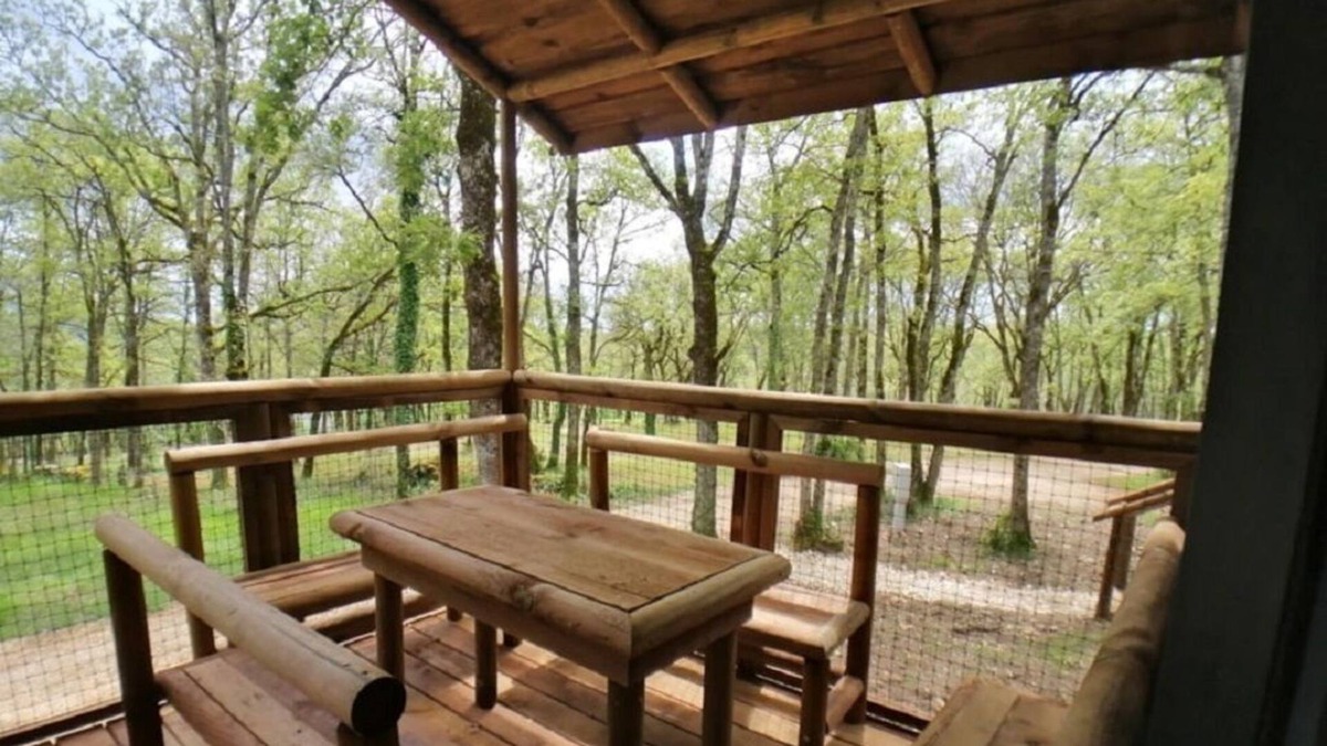 Saint-Cirq-Lapopie Cabin | DELUXE FAMILY CABIN ON PILOTS 1