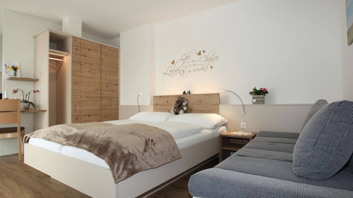 Feldbach Bed & Breakfast | Deluxe family room with balcony - Pension Raabtal