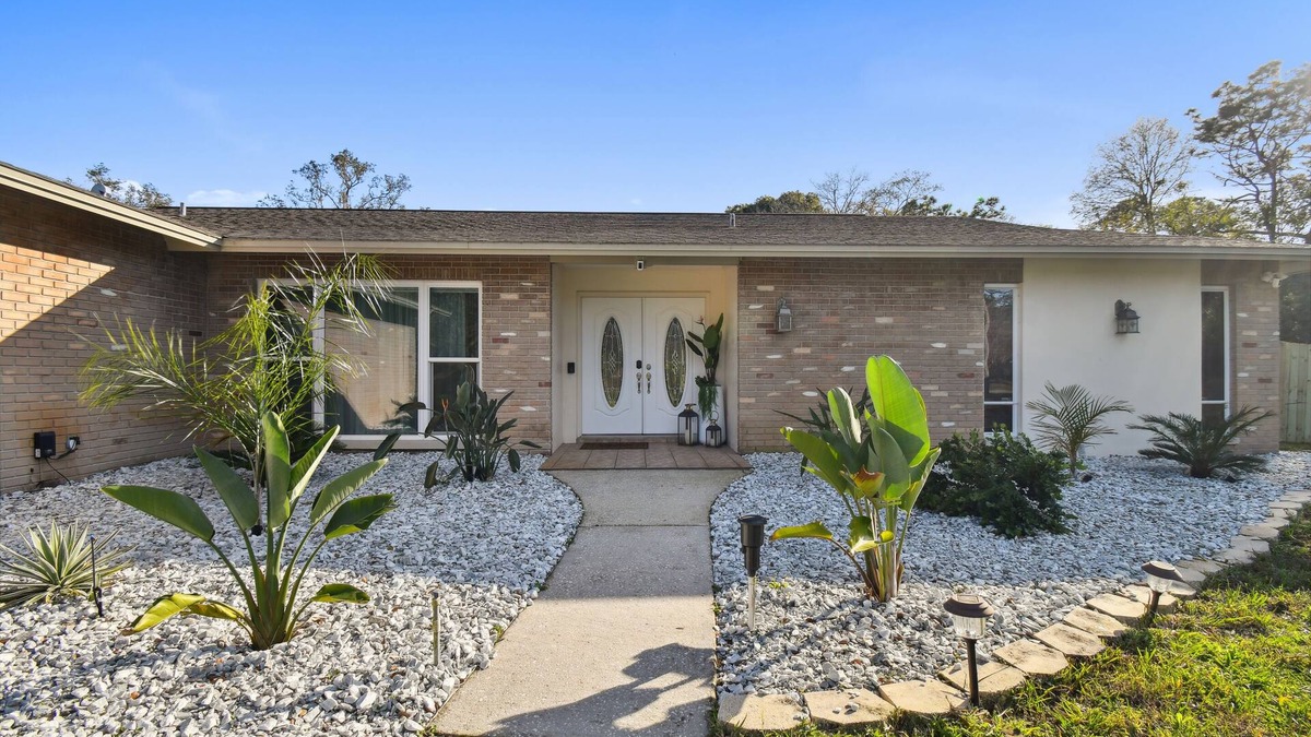 New Port Richey House | Deluxe House with 3 bedrooms, 2 bathrooms & Heated Pool