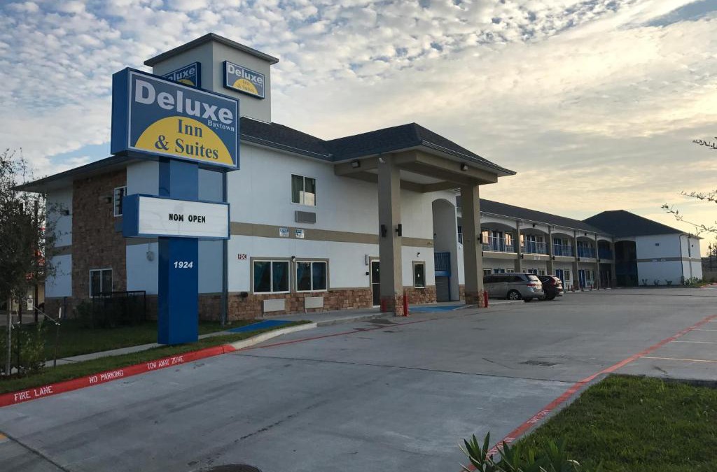 Baytown Hotel | Deluxe Inn & Suites - Baytown