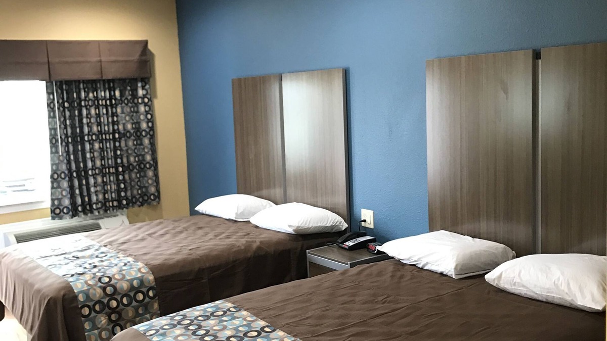 Baytown Hotel | Deluxe Inn & Suites Baytown