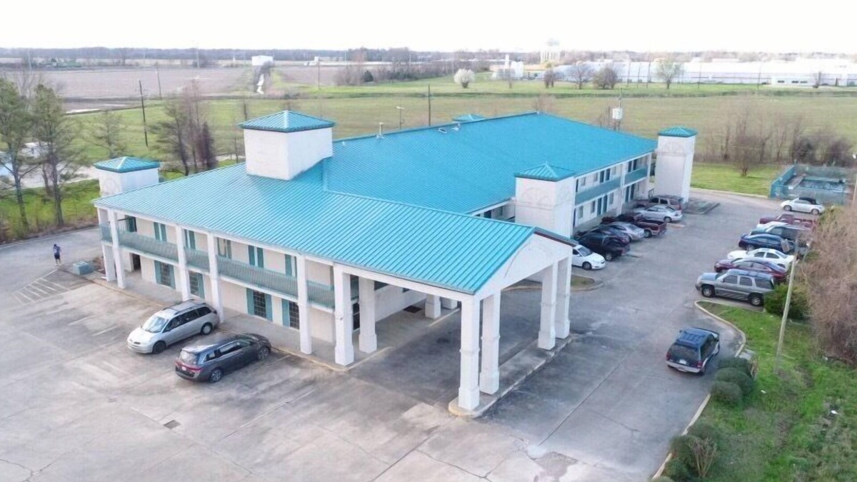 Greenwood Hotel | Deluxe Inn & Suites
