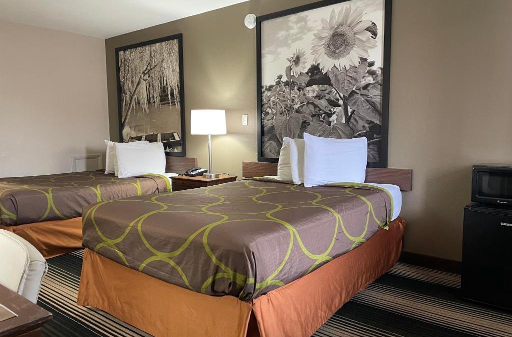 Junction City Hotel | Deluxe Inn & Suites